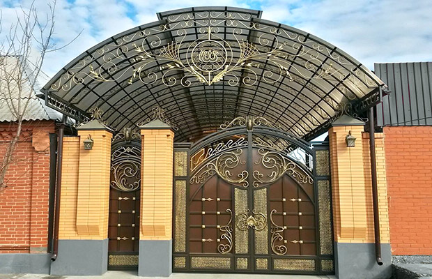 Купить или заказать ворота для дома с навесом - стильные и надежные решения для вашего участка в Костомукше от 42675 руб | ВоротМастер-Ктм