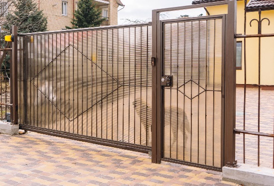Купить ворота из профлиста с элементами ковки, с металлическими столбами в рамке или под дерево в Костомукше от 157470 руб